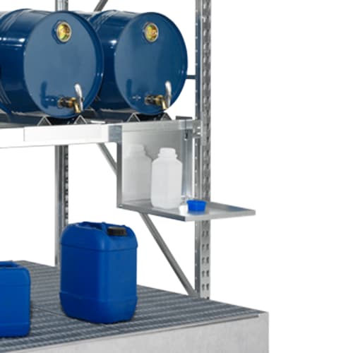 Kannenträger für Gefahrstoffregal Typ FR mit blauen und weißen Kanistern auf Metallregal