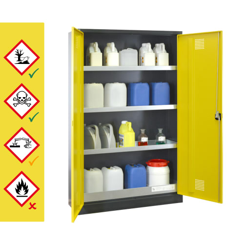Gelber Chemikalienschrank und Giftschrank Serie Eco - storeLAB® mit geöffneten Türen und verschiedenen Chemikalienbehältern auf drei Regalen