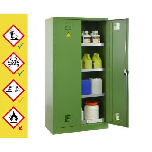 Grüner Pflanzenschutzmittelschrank storeLAB® mit geöffneten Türen und verschiedenen Chemikalienbehältern im Inneren