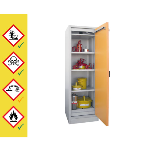 Sicherheits- und Gefahrstoffschrank SiS Typ 30 von storeLAB mit geöffnetem orangefarbenen Tür, gefüllt mit verschiedenen Gefahrstoffbehältern und Gefahrstoffsymbolen auf gelbem Hintergrund