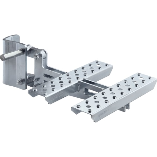 Steighilfe für Rohrpfosten aus Metall mit gelochter Trittfläche zur sicheren Befestigung