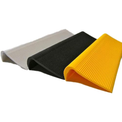 Stufenmarkierungsprofil aus Polyurethan in den Farben grau, schwarz und gelb mit geriffelter Oberfläche