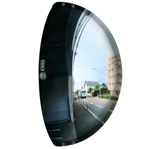 Verkehrsspiegel für Parkplatzausfahrten mit weitem Blickwinkel, zeigt Straßenverkehr und Gebäude