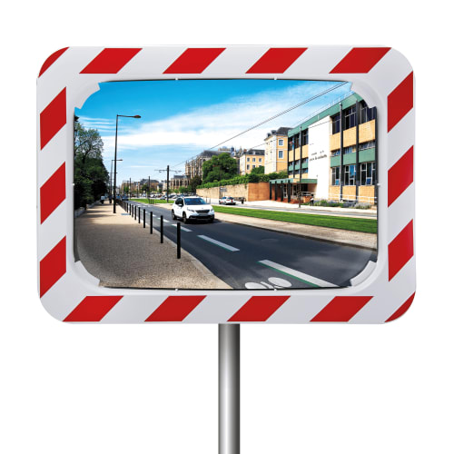 Verkehrsspiegel rot weiß zur Überprüfung von zwei Richtungen an einer Straße mit Auto und Gebäuden im Hintergrund