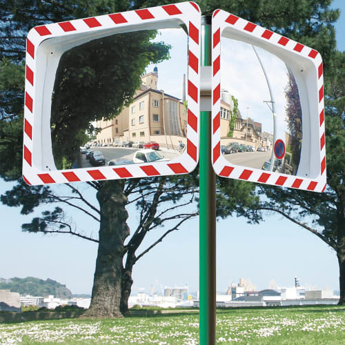 Halterung für 2 Spiegel mit rot-weißen Randmarkierungen an grünem Pfosten im Freien