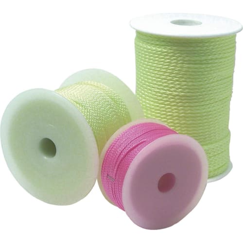 Drei Rollen Pflastererschnur in gelb und pink auf weißem Hintergrund