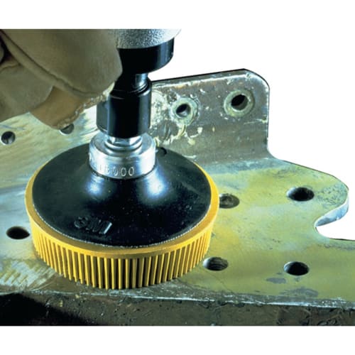 3M Bürstenscheibe Roloc™ RD-ZB an Bohrmaschine auf Metalloberfläche