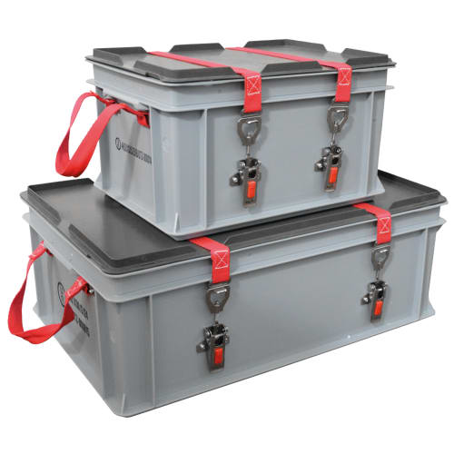 Gefahrgutbehälter Priopack für Lithium-Ionen Akkus mit 90 Minuten Feuerwiderstandsfähigkeit, zwei graue Behälter mit roten Verschlussriemen und schwarzen Deckeln