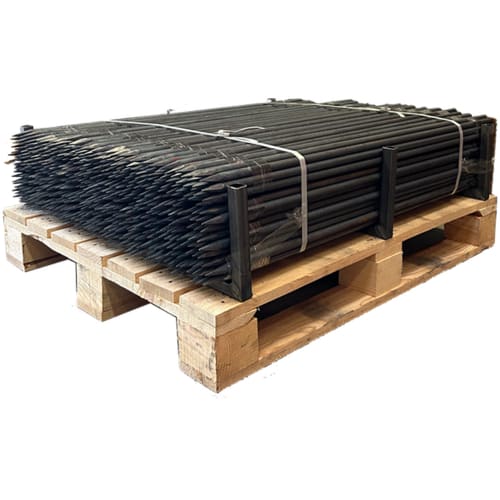 500 Stück schwarze Schnurpfähle auf einer Holzpalette gebündelt