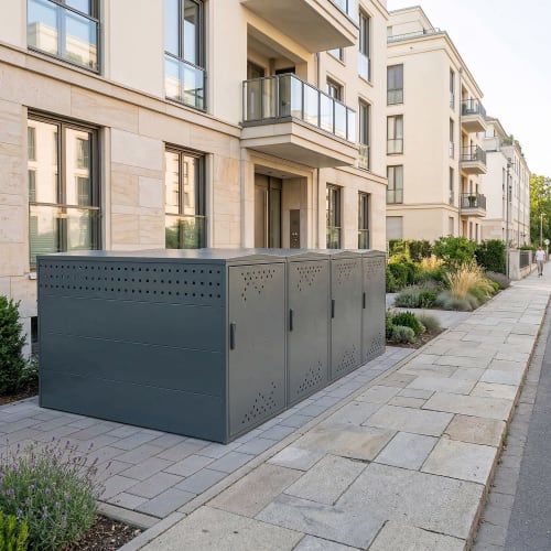 Fahrradgarage BikeBox 1 G als Komplett-Set, moderne graue Fahrradbox aus Metall vor Wohngebäuden auf gepflastertem Gehweg