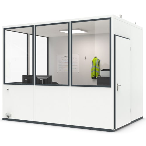 Mobiles Raumsystem MultiRoom Indoor Basic 7 mit großen Glasfenstern und weißer Tür, Innenraum mit Monitoren und Warnweste