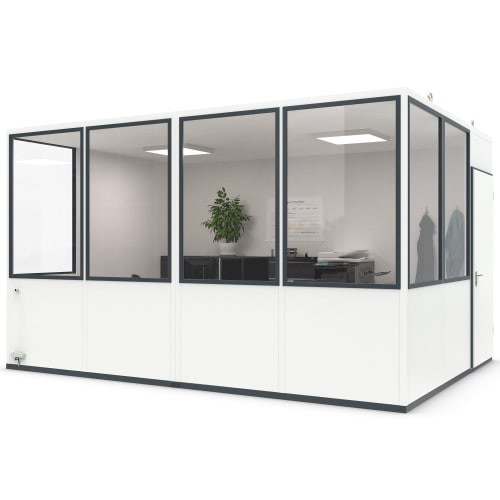 Mobiles Raumsystem MultiRoom Indoor Basic 15 mit weißen Wänden und großen Glasfenstern, Innenraum mit Pflanze, Schreibtisch und Drucker