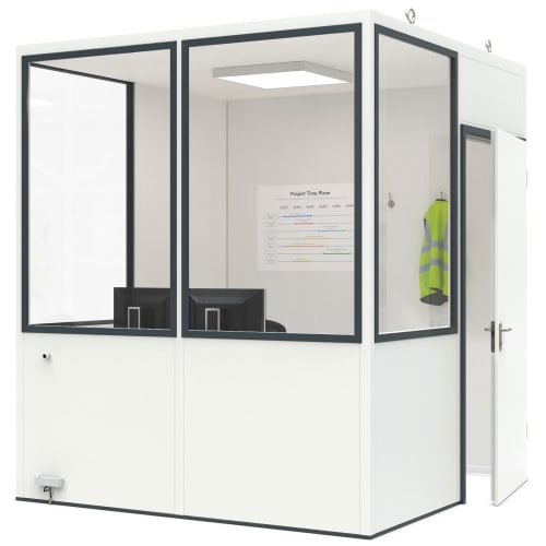 Mobiles Raumsystem MultiRoom Basic 5 barrierefrei mit großen Fenstern, offener Tür und Innenraum mit Monitoren und Warnweste