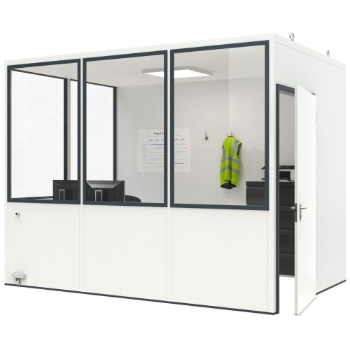 Mobiles Raumsystem MultiRoom Basic 7 mit weißen Wänden, großen Fenstern und geöffneter Tür, Innenraum mit Computerbildschirmen und Warnweste