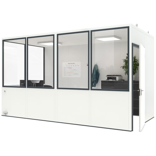 Mobiles Raumsystem MultiRoom Basic 10 barrierefrei mit weißen Wänden und großen Fenstern, offene Tür, Innenraum mit Schreibtisch, Drucker und Pflanze