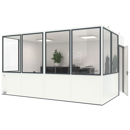 Mobiles Raumsystem MultiRoom Basic 15 barrierefrei mit weißen Wänden und großen Fenstern, Büroeinrichtung mit Pflanze und Drucker im Inneren