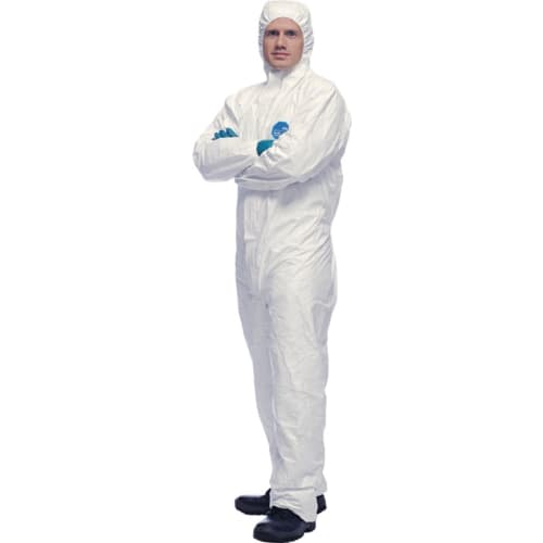 Mann trägt weißen Tyvek Einwegoverall 500 Xpert aus HDPE-Spinnvlies mit Kapuze und blauen Handschuhen