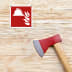 Mittel und Geräte zur Brandbekämpfung nach ISO 7010 - Axt auf Holz Mittel und Geräte zur Brandbekämpfung nach ISO 7010 - Axt auf Holz
