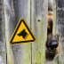 Warnung vor dem Hund am Holzzaun als Warnzeichen nach ISO 7010 Warnung vor dem Hund am Holzzaun als Warnzeichen nach ISO 7010