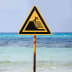 Warnung vor steil abfallendem Strand nach ISO 20712-1 (WSW 024) Warnung vor steil abfallendem Strand nach ISO 20712-1 (WSW 024)