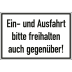 Ein- und Ausfahrt freihalten bitte auch gegenüber!
