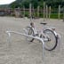 Eleganter Anlehnbügel EGO aus Metall mit Einstellhilfe mit Fahrrad als Beispiel Anlehnbügel EGON aus Stahl