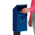 Blauer Wandascher WH 41 mit und ohne Standfuß, Hand wirft Zigarette ein
