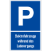 Parkplatzschild P - Elektrofahrzeuge während des Ladevorgangs Parkplatzschild P - Elektrofahrzeuge während des Ladevorgangs
