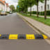 Fahrbahnschwelle Topstop verkehrsberuhigte Zone Fahrbahnschwelle Topstop auf einer Straße in einem verkehrsberuhigten Wohngebiet mit