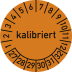 Orange Prüfplakette mit schwarzen Zahlen von 1 bis 32 und dem Schriftzug kalibriert in der Mitte