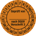 Orange Prüfplakette mit der Aufschrift Geprüft von ___ nach DGUV Vorschrift 3 und Zahlen von 1 bis 36 am Rand