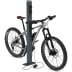 E-Bike Ladesäule mit verschiedenen Steckertypen und grauem Mountainbike mit dicken Reifen