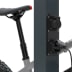 E-Bike Ladesäule mit verschiedenen Steckertypen und angeschlossenem Ladekabel neben Fahrrad