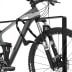 Schwarzer Anlehnbügel Fahrrad 9600 Black Edition mit Mountainbike gesichert