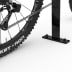 Schwarzer Anlehnbügel Fahrrad 9600 Black Edition neben Mountainbike Reifen mit DT Swiss Felge