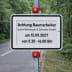 Zusatzzeichen Achtung Baumarbeiten durch Bohmeyer & Schuster GmbH am 15.09.2027 von 9.30 - 16.00 Uhr auf einem Straßenpfosten