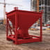 Rotes Schake Betonsilo auf einer Baustelle mit Baukränen im Hintergrund