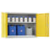 Umwelt-Hängeschrank für Kleingebinde mit gelben Türen, gefüllt mit weißen und blauen Chemikalienbehältern mit Gefahrstoffsymbolen