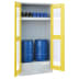 Umweltschrank mit gelben Türen und zwei blauen 60-Liter-Fässern sowie kleineren Behältern im oberen Fach