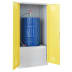 Umweltschrank mit geöffneten gelben Türen und blauem 200-Liter-Fass innen