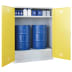 Umweltschrank mit gelben Türen und zwei blauen 200-Liter-Fässern sowie kleineren Behältern im oberen Fach