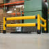 Flexibles Rammschutzgeländer Flex+ L-Line in gelb mit schwarzer Basis in einem Lager