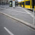 Verkehrsschutzgeländer-System aus Edelstahl mit Ø 60 mm Rohr, installiert an einer Straßenbahnhaltestelle