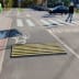 Temposchwelle TOPSTOP für Fahrräder auf einem Radweg mit gelben Streifen zur Geschwindigkeitsreduzierung