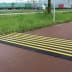 Temposchwelle TOPSTOP für Fahrräder aus Gummi mit gelben Streifen auf einem Radweg