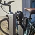 CITY-Anlehnbügel VeloRama Fahrradständer mit Fahrrad und Schloss in urbaner Umgebung
