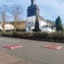 Fahrbahnschwelle Berliner Kissen EU GAMMA als Komplett-Set auf einer Straße vor einer Kirche