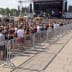 Absperrgitter Typ C bei einem Outdoor-Konzert mit Menschenmenge und Bühnenaufbau im Hintergrund