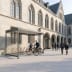 Fahrradüberdachung Köln Bike Economy K4 b/b mit Anlehnparker vor historischem Gebäude mit Schülern und Fahrrädern
