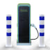 Schake Rammschutzpoller in Weiß mit blauen Streifen neben einer schwarzen E-Ladesäule mit grünem Schriftzug Charge Station und Ladekabel